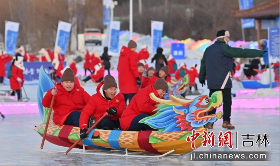 游客在長春冰雪新天地體驗冰上龍舟 (資料圖)張瑤/攝 游客在長春冰雪新天地體驗冰上龍舟 (資料圖)張瑤/攝