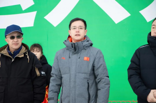 王思陽(左二)出席儀式并致辭 王思陽(左二)出席儀式并致辭